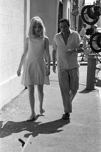 Catherine DENEUVE avec Gene KELLY marchant derrière elle lors du tournage en extérieur d'une scène du film "Les demoiselles de Rochefort" de Jacques DEMY.