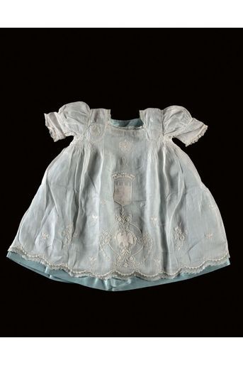 Robe de bébé du Prince impérial. Lot n°109 de la vente du 11 décembre 2020 de la Maison de vente Beaussant Lefèvre. Estimation : 400 à 600 €