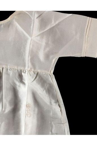 Détail : sous-robe de la robe de baptême du Prince impérial. Lot n°115 de la vente du 11 décembre 2020 de la Maison de vente Beaussant Lefèvre. Estimation : 300 à 400 €
