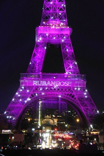 La Tour Eiffel, en rose pour le lancement de la campagne d'Octobre rose. 