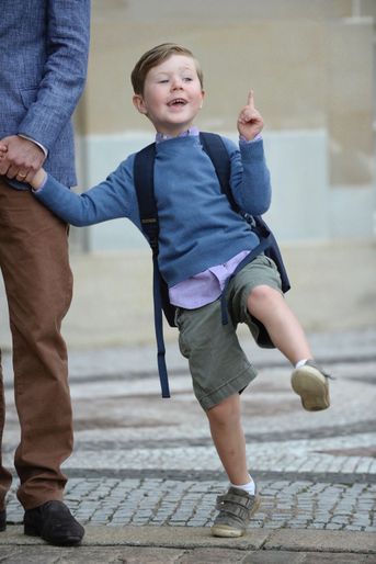 Le prince Christian de Danemark, le 12 août 2011 pour son premier jour d&#039;école