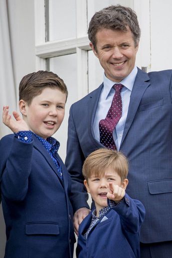 Le prince Christian de Danemark avec son père le prince héritier Frederik et son petit frère le prince Vincent, le 16 avril 2017