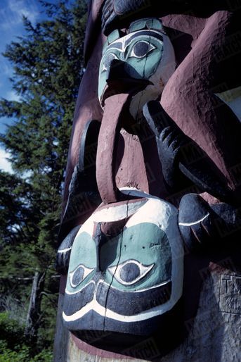 « La tribu Atabaskan symbolisait en fait, par cette sculpture, l'alliance de deux familles : les grenouilles et les corbeaux. » - Paris Match n°1063, 20 septembre 1969