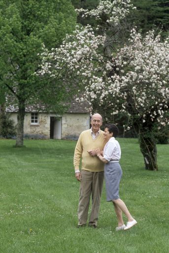 Anne-Aymone et Valéry Giscard d'Estaing dans leur propriété d'Authon dans le Loir-et-Cher, en mai 1991.