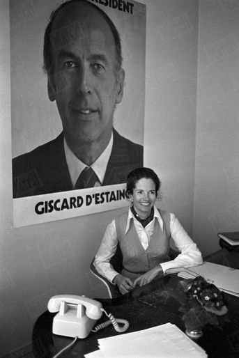 Anne-Aymone devant un portrait de Valéry Giscard d'Estaing, au QG de son mari lors de la campagne présidentielle, en avril 1974.