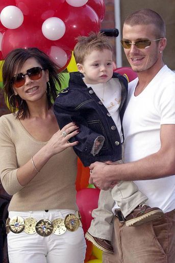 Brooklyn Beckham avec ses parents Victoria et David Beckham en mars 2001