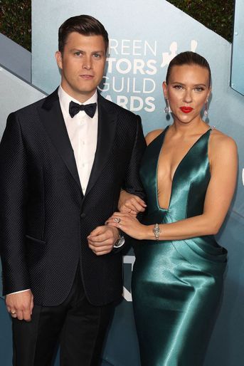Colin Jost et Scarlett Johansson se sont croisés à deux reprises sur le plateau du «SNL», d'abord en 2006 puis en 2010 lors d'un sketch que le comédien avait écrit. Ce n'est qu'en 2017 qu'ils ont commencé à se fréquenter après que l'actrice a animé une nouvelle émission. Ils se sont mariés en 2020.