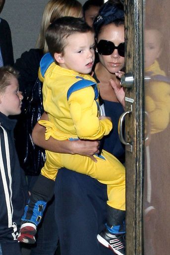 Cruz Beckham en février 2009 dans les bras de sa mère Victoria Beckham