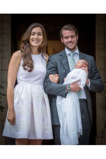La princesse Claire avec son époux le prince Félix de Luxembourg et leur fille la princesse Amalia le jour de son baptême, le 17 juillet 2014