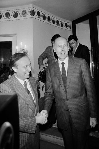 Jean-Claude Gaudin, futur maire de Marseille, accueille Valéry Giscard d'Estaing pour un déjeuner des députés UDF à l'hôtel Lutetia, le 17 décembre 1981. Quelques mois plus tard, l'ex-président formalisera son retour en politique en remportant l'élection cantonale à Chamalières.