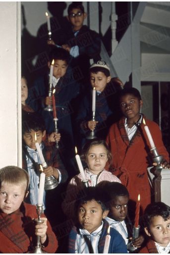 Joséphine Baker entourée de ses enfants, sa « tribu arc-en-ciel », au Château des Milandes, en 1964.