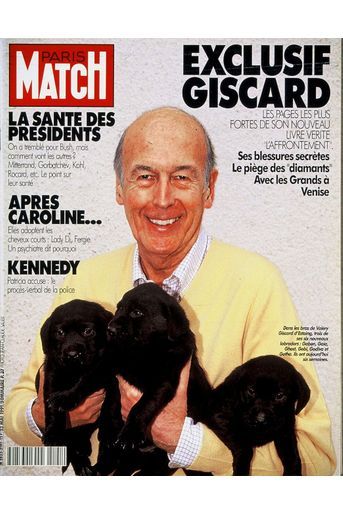 Pour la parution du deuxième tome de ses mémoires «Le Pouvoir et la Vie : l&#039;affrontement», Valéry Giscard d&#039;Estaing pose en Une de Match avec trois de ses six nouveaux labradors.