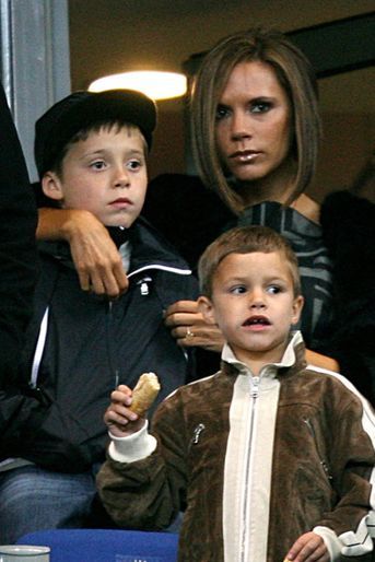 Brooklyn et Romeo Beckham avec leur mère Victoria Beckham en mars 2008