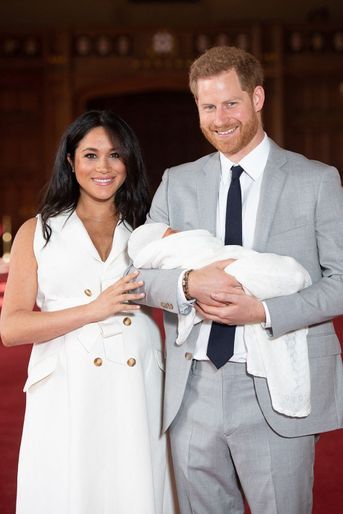 Meghan et Harry présentent leur fils Archie au château de Windsor le 8 mai 2019