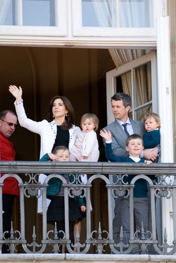 La princesse Josephine et le prince Vincent de Danemark avec leurs parents, leur frère et leur soeur, le 16 avril 2012