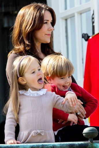 La princesse Josephine et le prince Vincent de Danemark avec leur mère, le 16 avril 2014
