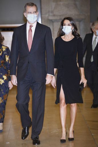 La reine Letizia, en Armani, avec le roi Felipe VI d'Espagne à Madrid, le 18 novembre 2020