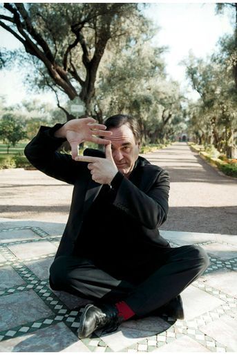 Le réalisateur Oliver Stone à la prise de vues. Dans les jardins, en 2004.
