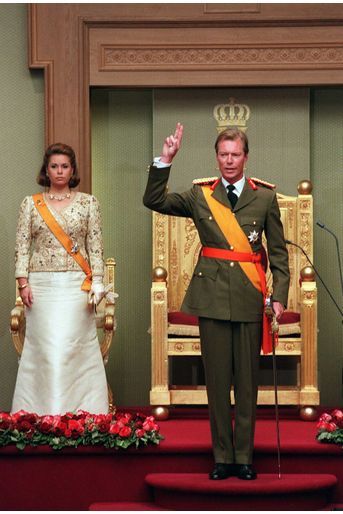 A côté de sa femme la grande-duchesse Maria Teresa, le grand-duc Henri de Luxembourg prête serment le 7 octobre 2000