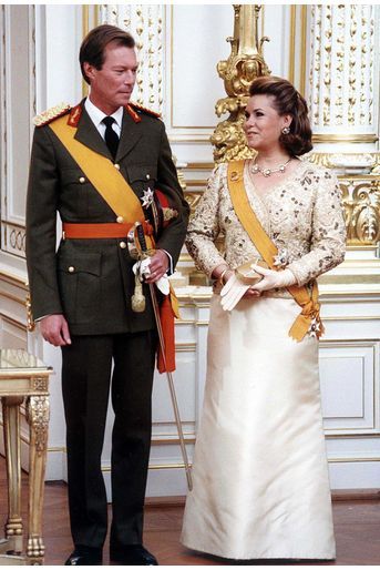 Le grand-duc Henri avec sa femme la grande-duchesse Maria Teresa, le 7 octobre 2000, jour de son accession au trône