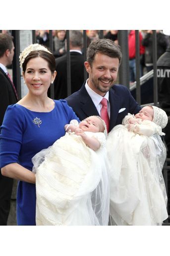 La princesse Josephine et le prince Vincent de Danemark avec leurs parents la princesse Mary et le prince Frederik le jour de leur baptême, le 14 avril 2011