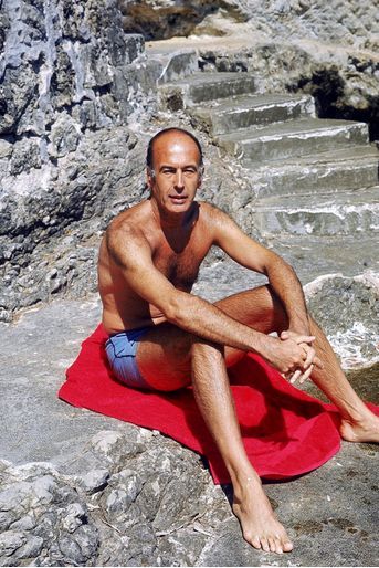 Valéry Giscard d'Estaing, assis en bord de mer, en vacances chez des amis à la Villa Primavera au Cap Ferrat, en août 1974.