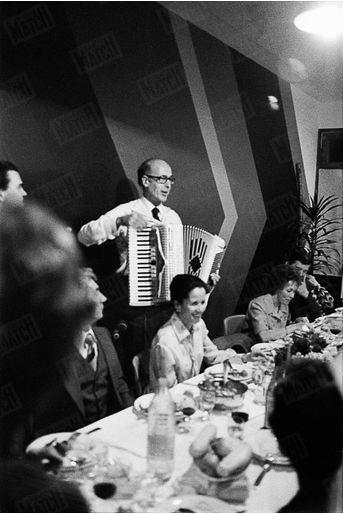 Valéry Giscard d'Estaing jouant "Le temps des cerises" à l'accordéon, pour célébrer le 4ème anniversaire de son élection au Reposoir, un petit village de Haute-Savoie où il y avait obtenu 92 % des voix en mai 1978.