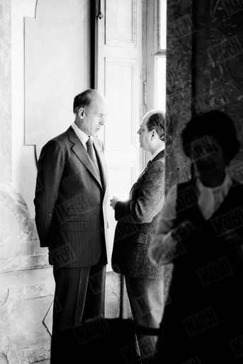 Valéry Giscard d'Estaing discutant avec son premier ministre Raymond Barre, au château de Rambouillet, en avril 1977.