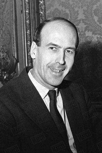 Valéry Giscard d'Estaing, nouveau ministre des Finances et des Affaires économiques du gouvernement Debré, photographié dans son bureau de la rue de Rivoli, le 24 janvier 1962. Il fêtera ses 36 ans une semaine plus tard. 