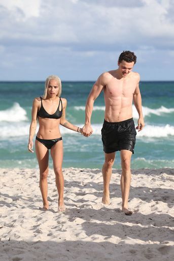 Zoë Kravitz et Karl Glusman sur une plage de Miami en décembre 2016