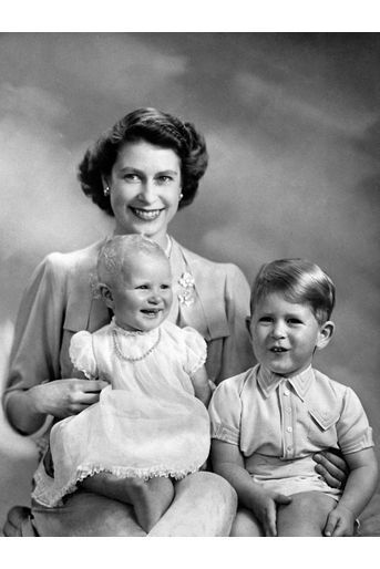 La princesse Anne avec sa mère la princesse héritière Elizabeth et son grand frère le prince Charles, le 15 août 1951