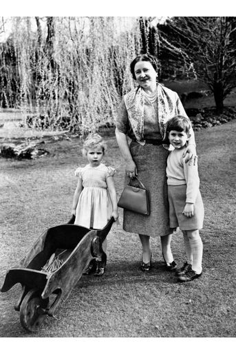 La princesse Anne avec sa grand-mère la Queen Mum Elizabeth et son grand frère le prince Charles, le 22 avril 1954