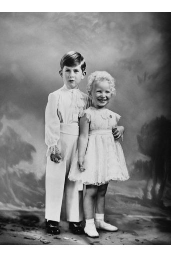 La princesse Anne avec son grand frère le prince Charles, dans leur tenue du couronnement de leur mère, le 15 août 1953