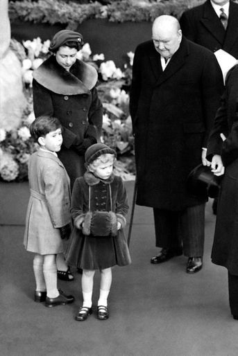 La princesse Anne avec sa mère la reine Elizabeth II, son grand frère le prince Charles et Winston Churchill, le 24 novembre 1954