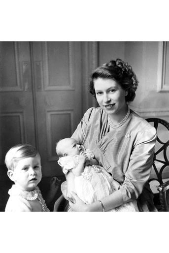 La princesse Anne avec sa mère la princesse héritière Elizabeth et son grand frère le prince Charles, le 15 septembre 1950