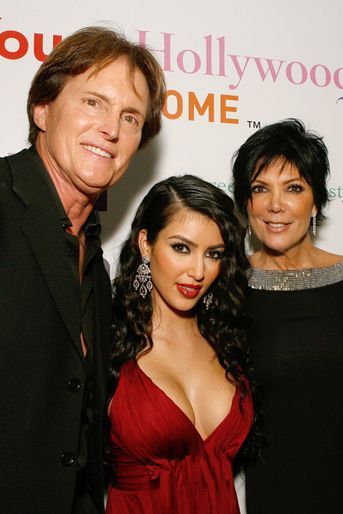 Bruce (aujourd'hui Caitlyn) Jenner, Kim Kardashian et Kris Jenner à la première de l'émission «L'incroyable famille Kardashian» à West Hollywood en octobre 2007