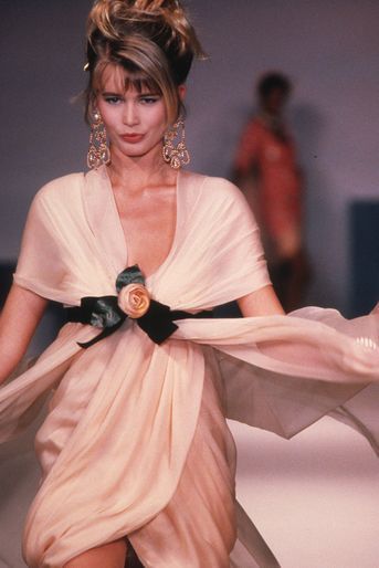 Claudia Schiffer défile pour Chanel à Paris en 1990