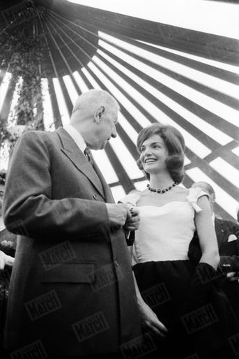 Le président Charles de Gaulle en voyage officiel aux Etats-Unis, et Jackie Kennedy. 28 avril 1960.