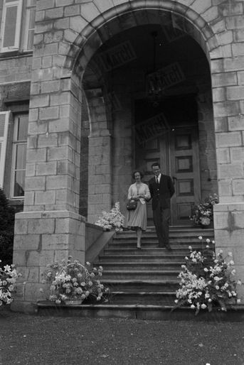 Le roi des Belges Baudouin présente sa fiancée Fabiola, dans le parc du château de Ciergnon, dans les Ardennes belges, le 17 septembre 1960.