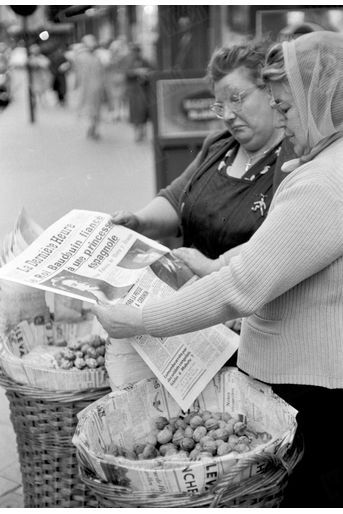 «… Une heure plus tard, Bruxelles en liesse s&#039;arrache les journaux, pour voir le visage de sa future reine, doña Fabiola de Mora y Aragon.» - Paris Match n°598, 24 septembre 1960