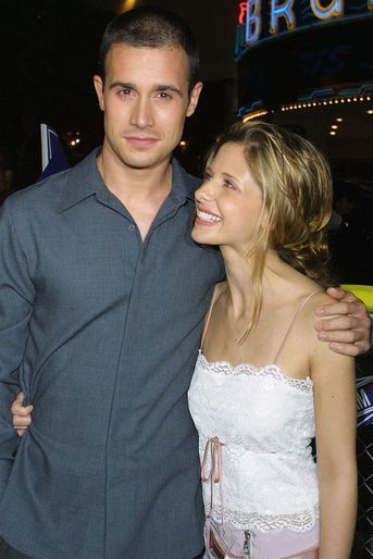 Freddie Prinze Jr. et Sarah Michelle Gellar à la première du film «Hot Summer» à Los Angeles en août 2001