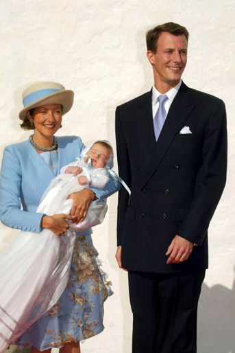 Le prince Félix de Danemark, le 4 octobre 2002, jour de son baptême, avec ses parents le prince Joachim et la princesse Alexandra