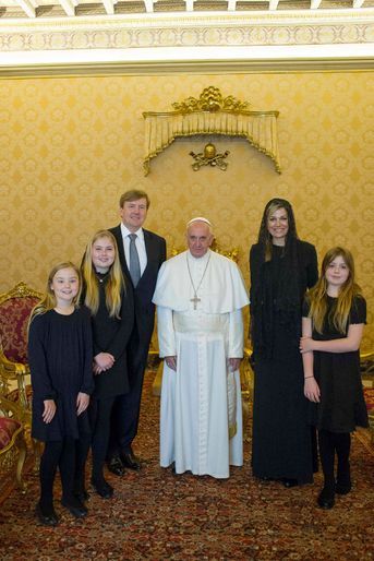 La reine Maxima et le roi Willem-Alexander des Pays-Bas et leurs filles avec le pape François au Vatican, le 25 avril 2016