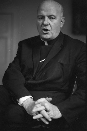 «Le cardinal Conway, primat de l&#039;Eglise catholique d&#039;Irlande, en se situant au-delà de la mêlée, offre un dernier recours pour rétablir une paix civile.» - Paris Match n°1060, 30 août 1969