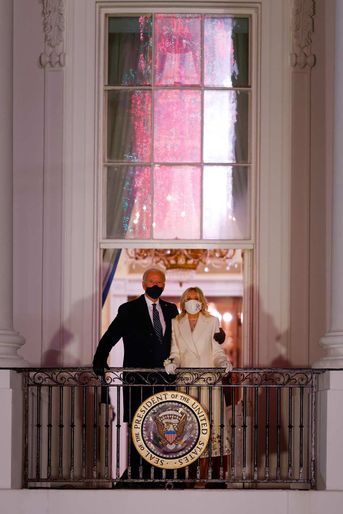 La famille Biden a assisté au feu d'artifice depuis le balcon de la Maison-Blanche, le 20 janvier 2021.