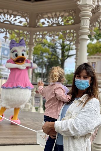 Laetitia Milot et sa fille Lyana en visite à Disneyland Paris