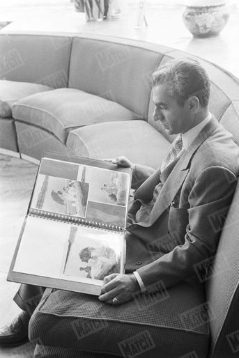 Le 27 mars 1958, 13 jours après l’annonce de sa séparation de Soraya, le Shah d’Iran reçoit Paris Match. Dans le salon de sa résidence privée, Mohammad Reza Pahlavi feuillette l'album photo retraçant l’histoire de son amour perdu.