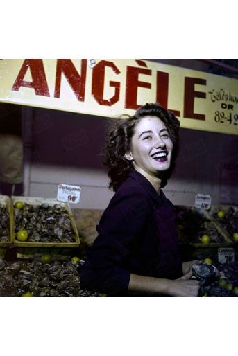 « Notre couverture : Jacqueline Girousse, la Fanny du quartier d'Endoume, vend des oursins à l'enseigne d'"Angèle". » - Paris Match n°79, 23 septembre 1950