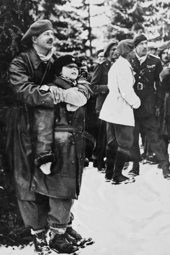 L&#039;ex-roi Michel de Roumanie, avec son père le roi Carol II, le 4 février 1932 à Predeal