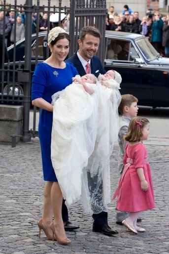 La princesse Josephine et le prince Vincent de Danemark, le 14 avril 2011, jour de leur baptême, avec leurs parents le prince héritier Frederik et la princesse Mary, leur frère le prince Christian et leur soeur la princesse Isabella